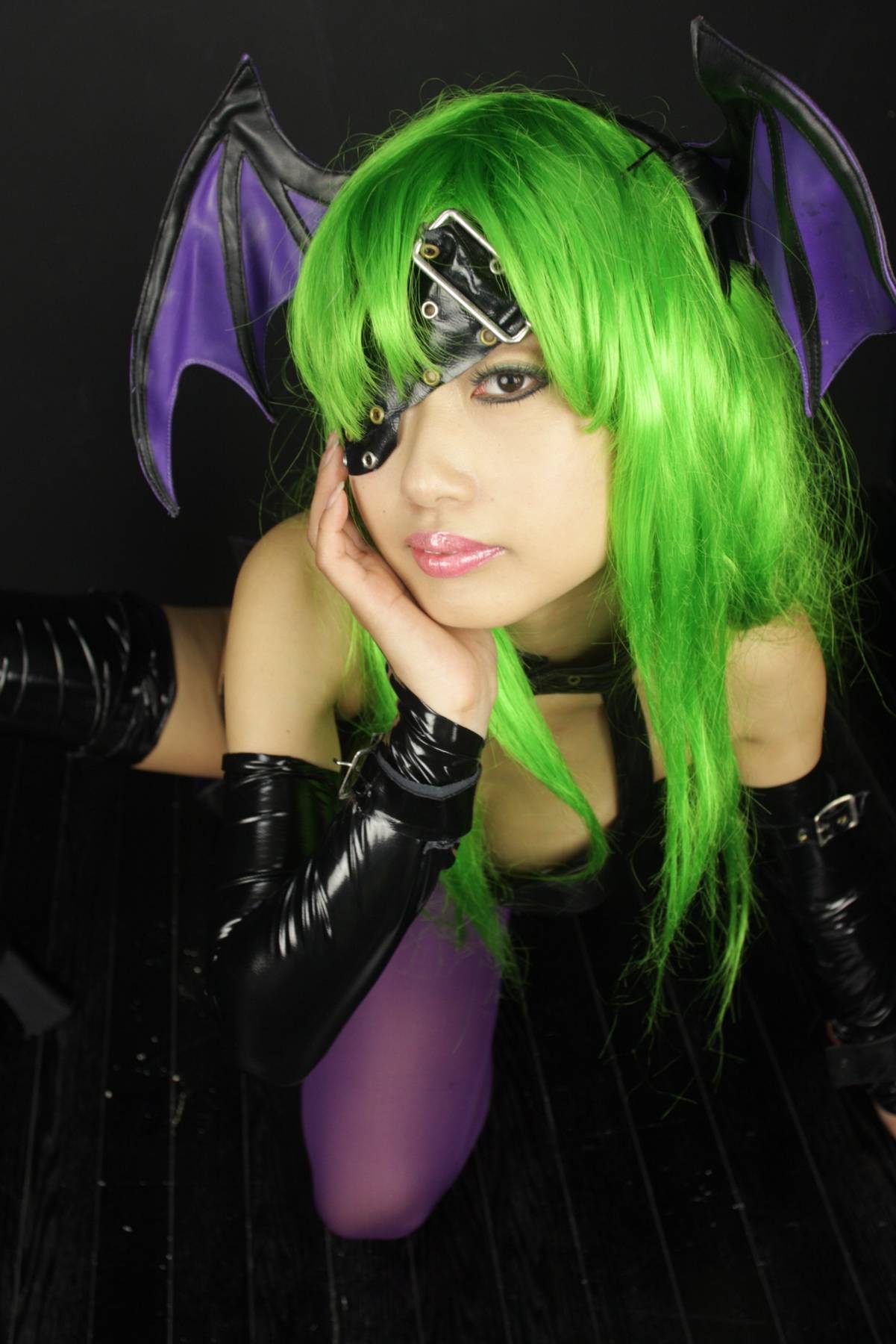 [Cosplay]  Darkstalkers  Morrigan with great body in latex